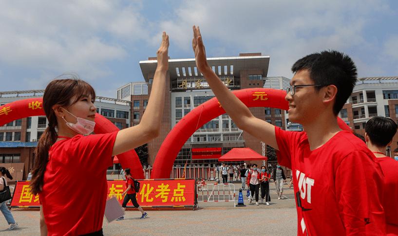 2025新澳门全年免费大全和济南父子一起高考与父子一起参加高考