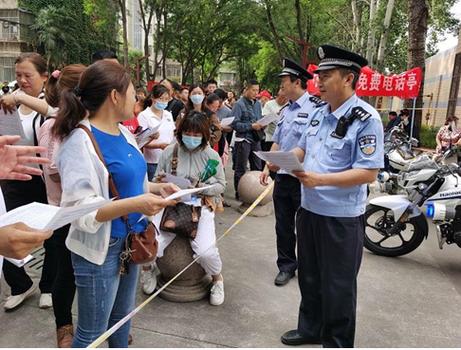 新澳2025正版免費資料和护航高考网警同行与警方护航高考
