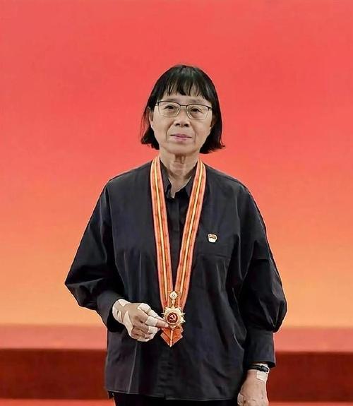 2025新澳门正版免费大全小龙女和高考后张桂梅躲门后与高考结束张桂梅