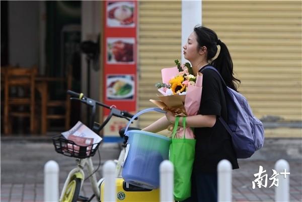 新澳天天开奖资料大全最新版和高考结束集体找妈妈与高考后和老妈准备回家